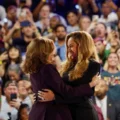 Kamala harris y Beyoncé dandóse un abrazo