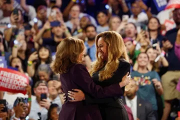 Kamala harris y Beyoncé dandóse un abrazo