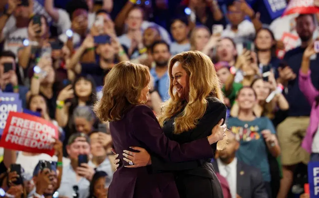 Kamala harris y Beyoncé dandóse un abrazo