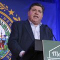 El gobernador de Illinois JB Pritzker en Manchester, Nueva Hampshire