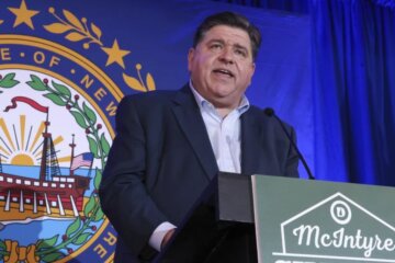 El gobernador de Illinois JB Pritzker en Manchester, Nueva Hampshire