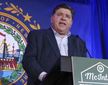 El gobernador de Illinois JB Pritzker en Manchester, Nueva Hampshire