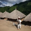 integrante de la comunidad indígena de los Arhuacos en la aldea de Kankawarwa