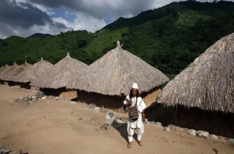 integrante de la comunidad indígena de los Arhuacos en la aldea de Kankawarwa