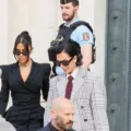 Kim Kardashian saliendo de la joyeria