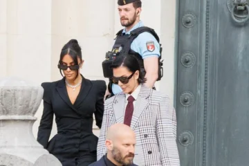 Kim Kardashian saliendo de la joyeria