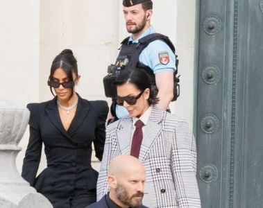 Kim Kardashian saliendo de la joyeria