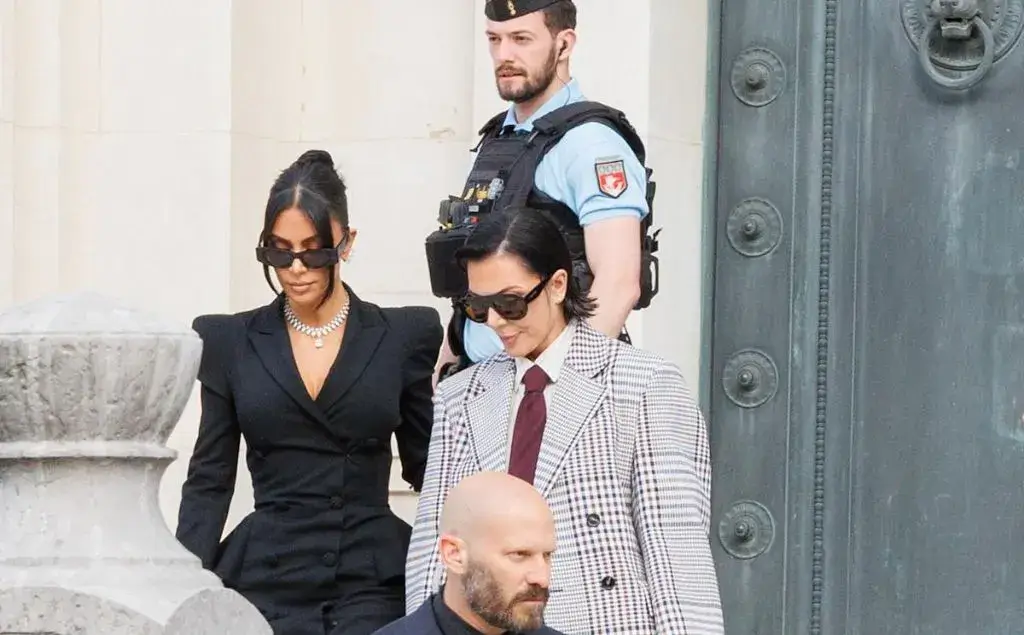 Kim Kardashian saliendo de la joyeria