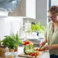 Mujer cortando vegetales