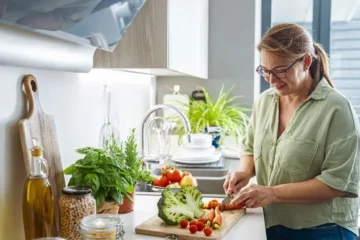 Mujer cortando vegetales