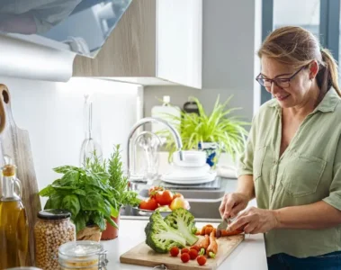 Mujer cortando vegetales