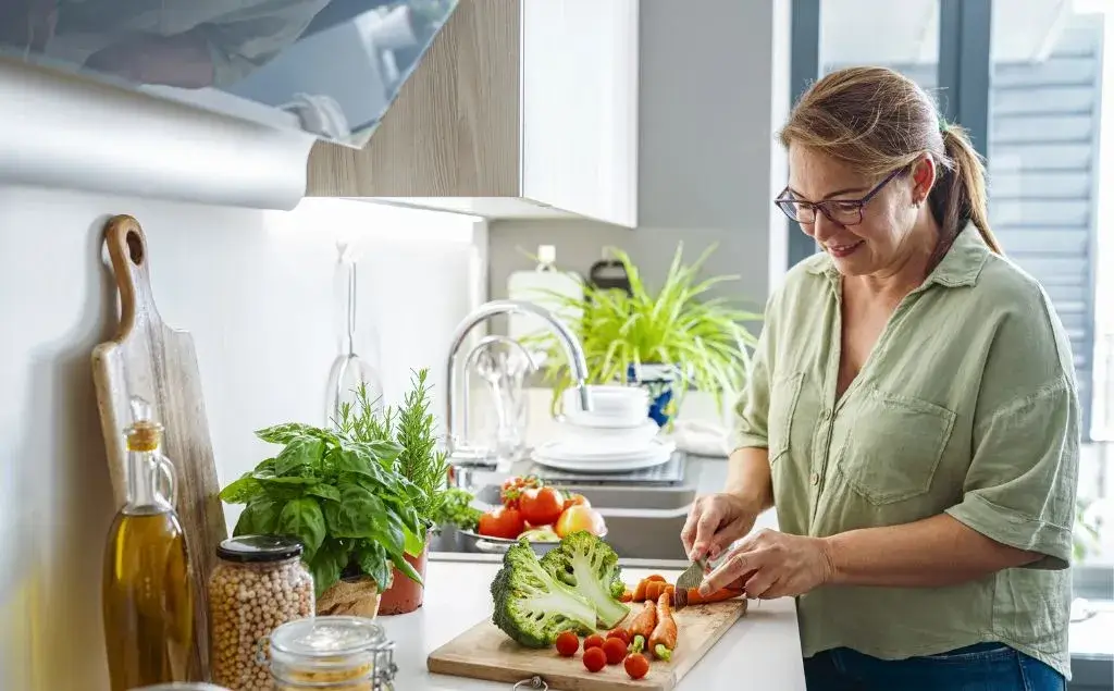 Mujer cortando vegetales