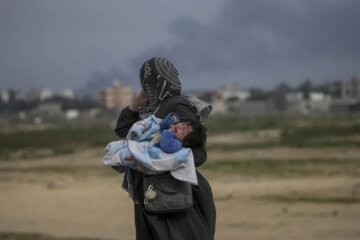 mujer sostiendo a bebé en brazos