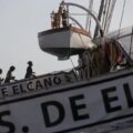 Personas visitan el buque escuela de la Armada española Juan Sebastián de Elcano