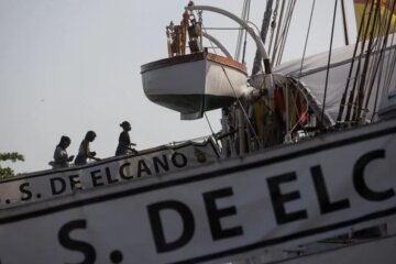 Personas visitan el buque escuela de la Armada española Juan Sebastián de Elcano