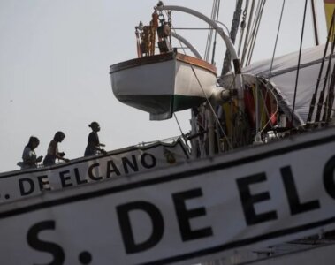 Personas visitan el buque escuela de la Armada española Juan Sebastián de Elcano