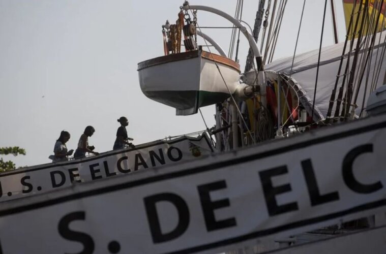 Personas visitan el buque escuela de la Armada española Juan Sebastián de Elcano