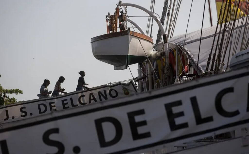 Personas visitan el buque escuela de la Armada española Juan Sebastián de Elcano