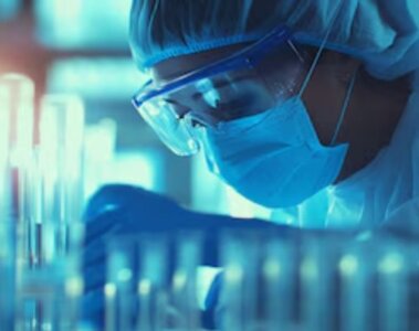 Medico en laboratorio