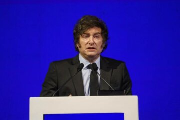 Javier milei hablando al publico