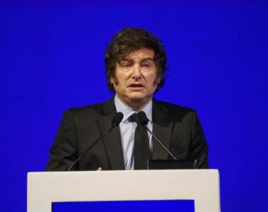 Javier milei hablando al publico