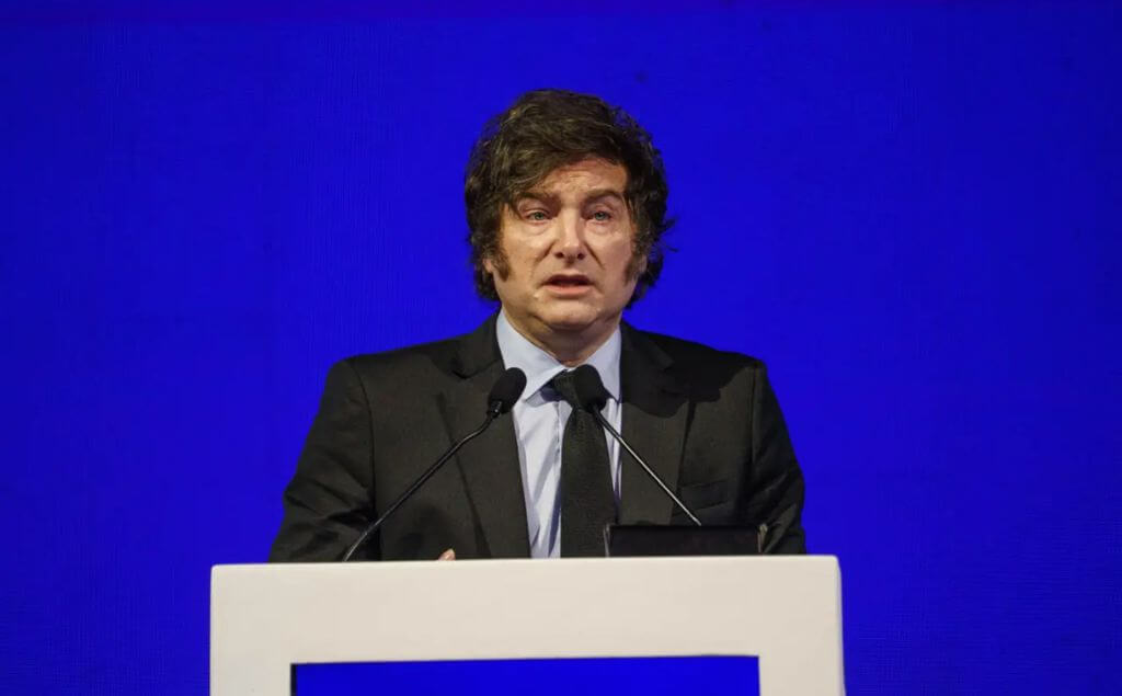 Javier milei hablando al publico
