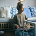 persona haciendo mindfulness