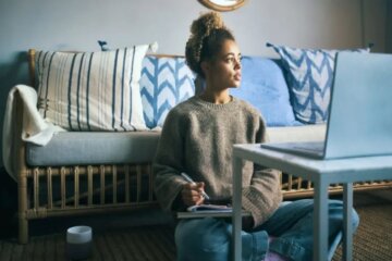 persona haciendo mindfulness