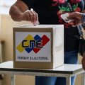 Persona votando en venezuela