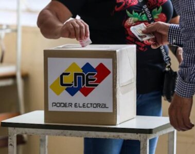 Persona votando en venezuela