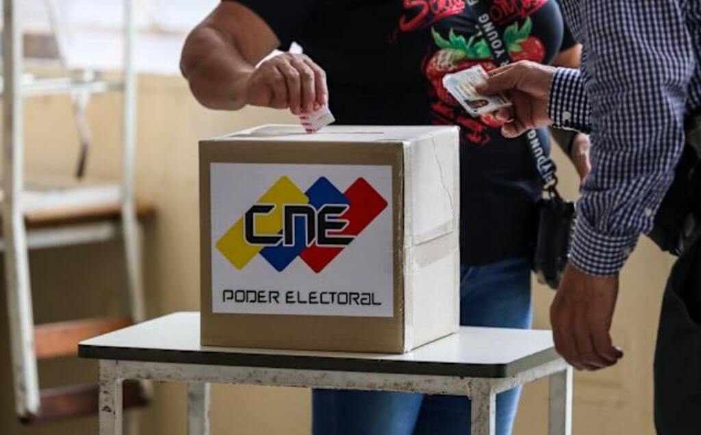 Persona votando en venezuela