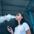 joven vapeando