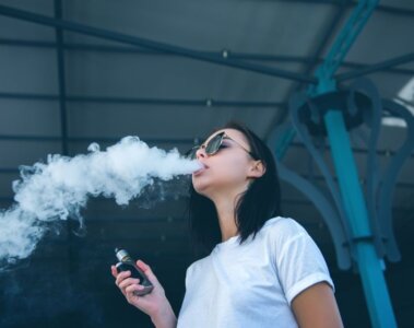 joven vapeando