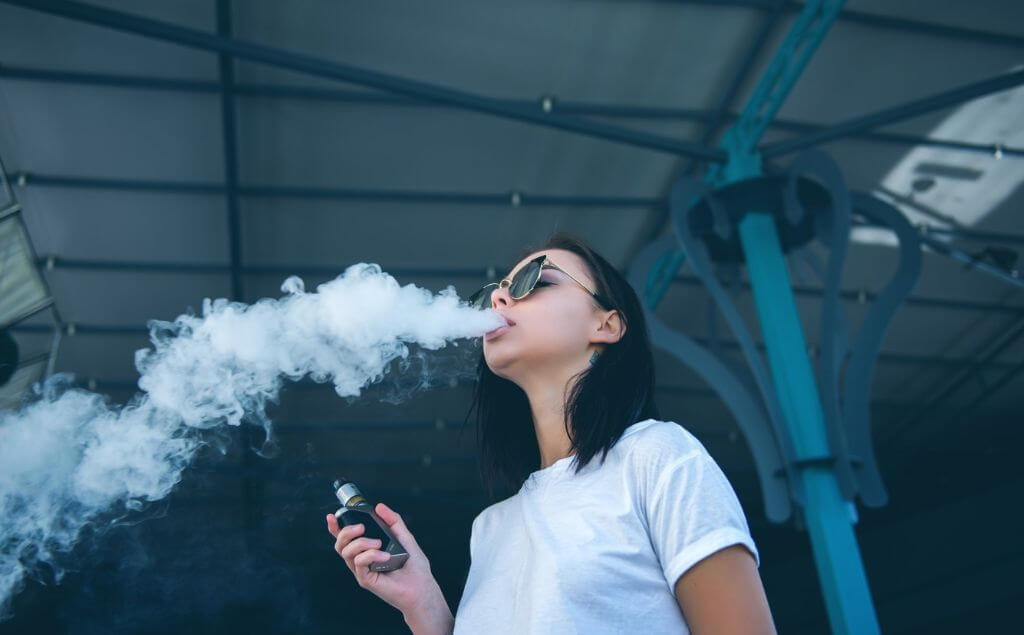 joven vapeando