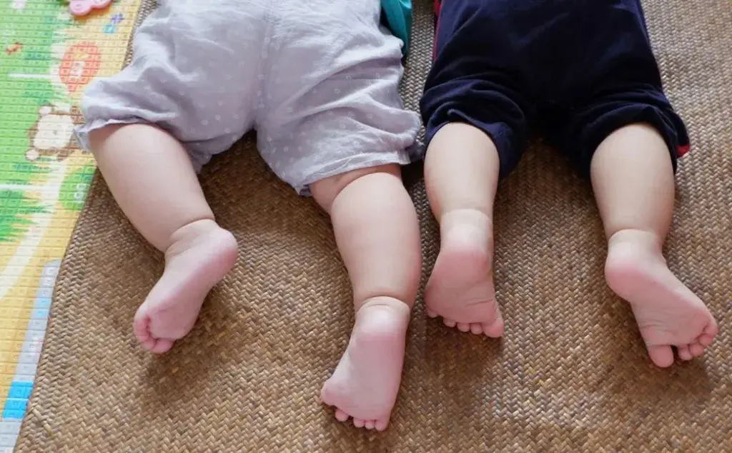 bebes en el piso