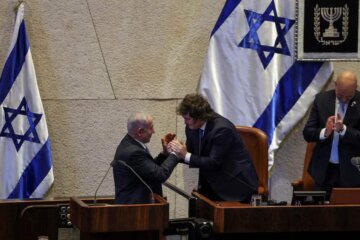 Milei con Netanyahu en un evento durante su visita a Israel