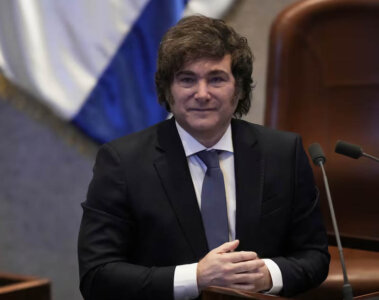 Milei en medio de un evento político