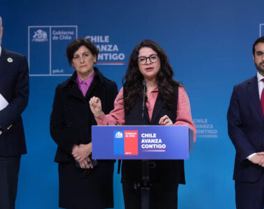 Ministra de la mujer en Chile presentando el proyecto