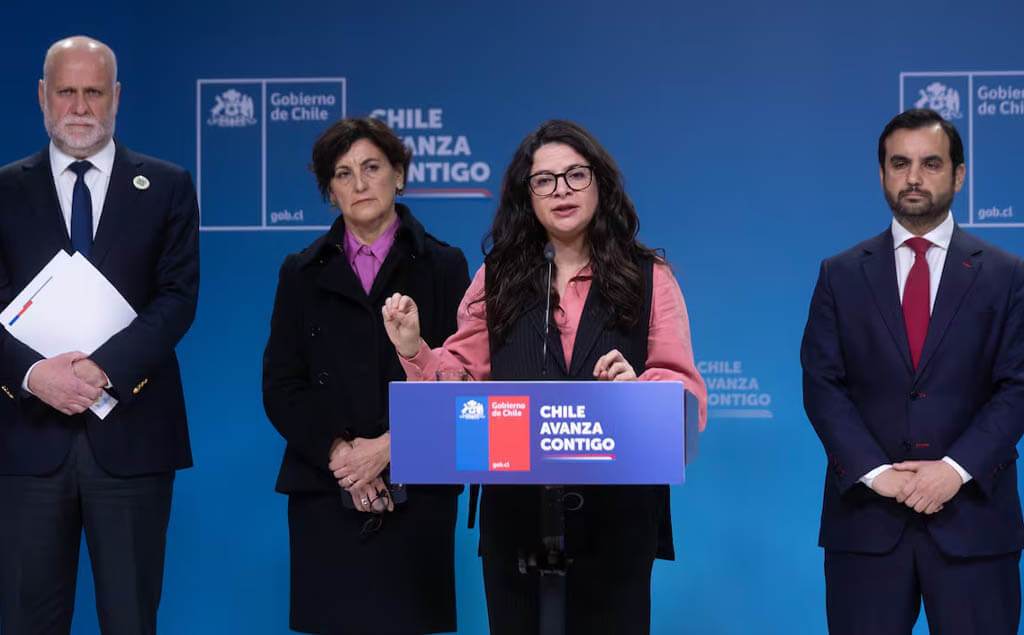 Ministra de la mujer en Chile presentando el proyecto