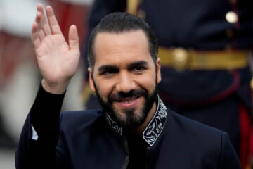 Nayib Bukele presidente salvadoreño saludando