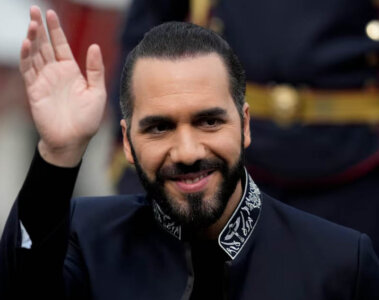 Nayib Bukele presidente salvadoreño saludando