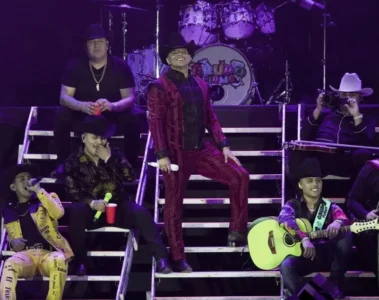 Grupo firme en concierto