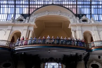 Mujeres participan en el performance ‘¡Canta comadre, canta!’, en Santiago de Chile