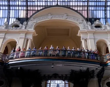 Mujeres participan en el performance ‘¡Canta comadre, canta!’, en Santiago de Chile