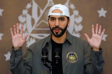 Bukele hablando en El Salvador