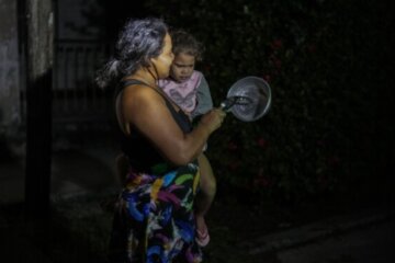 Mujeres cubanas en medio del apagón