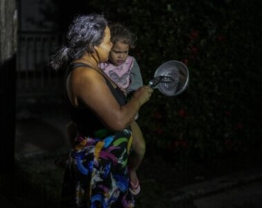 Mujeres cubanas en medio del apagón