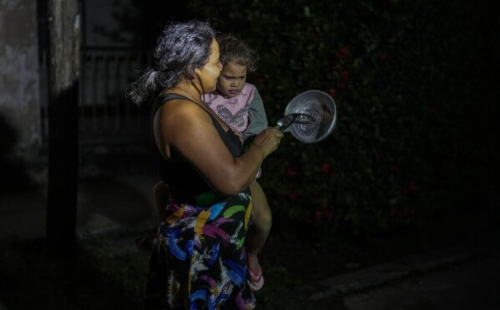 Mujeres cubanas en medio del apagón