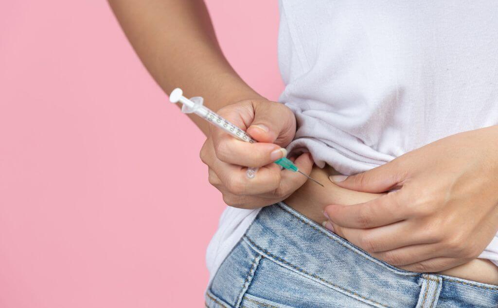 Persona inyectándose por la diabetes