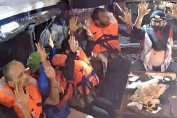 Greta Thunberg entre las personas a bordo del barco.